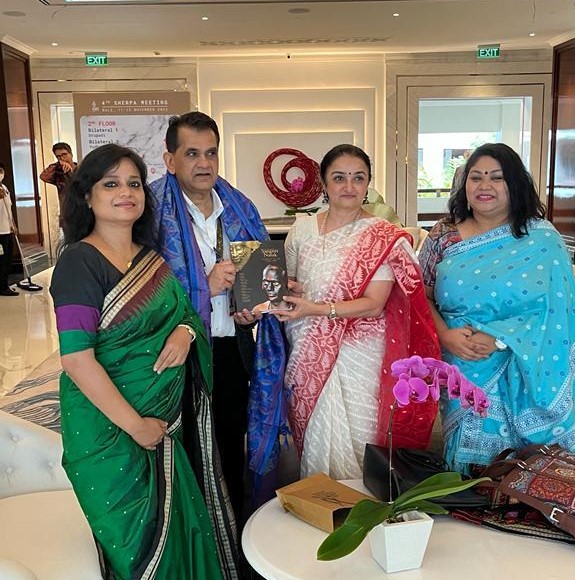 Dr. Sandhya Purecha & Dharitri Patnaik distributing awards at W20 India