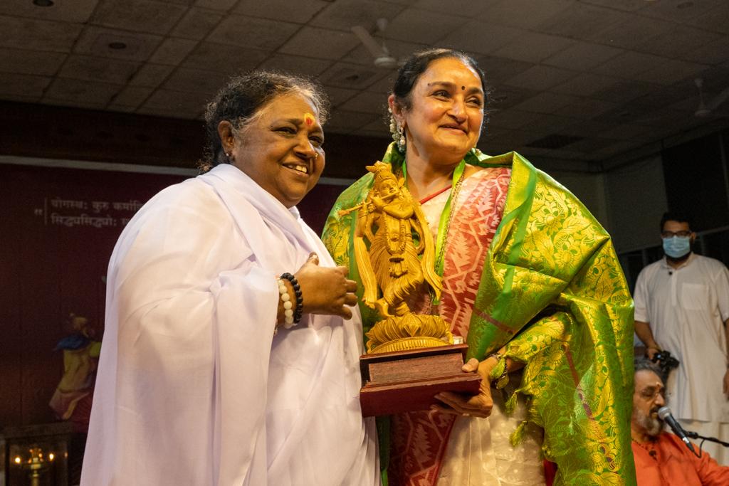 Mata Amritanandamayi with Dr. Sandhya Purecha on stage